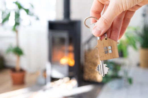 Brandschutz im Winter, Schlüssel vor einem Kaminofen